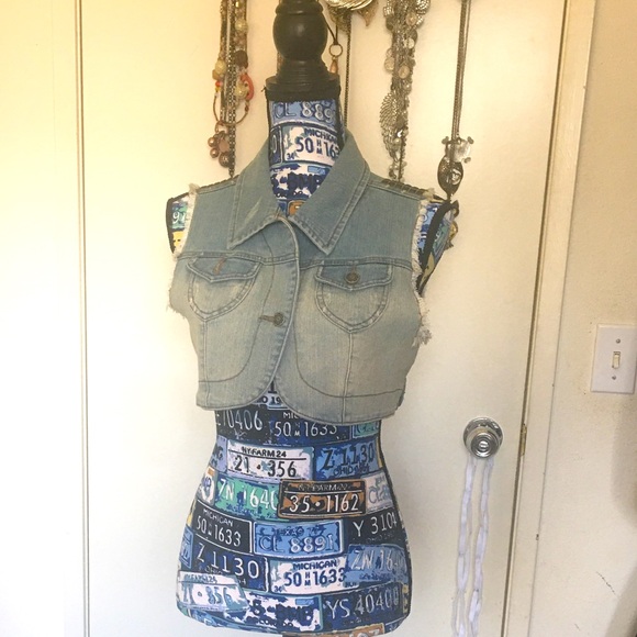 🚨 5/$20 Adorable light wash denim vest w/grommets - Picture 1 of 10